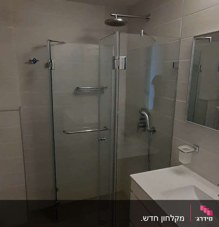 מקלחון זכוכית עם ראש מקלחת עגול